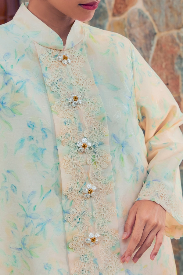 Kebarung Labuh Harum Mekar in Light Cream