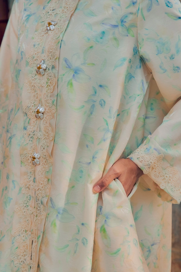 Kebarung Labuh Harum Mekar in Light Cream