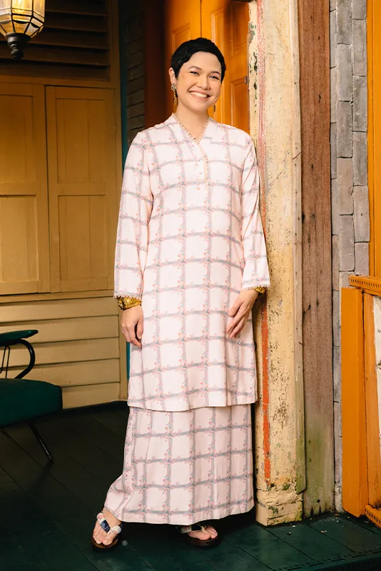 Dhosai Printed Kurung in Peach